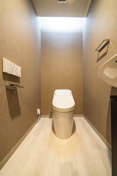 省スペースでデザイン性の高いタンクレストイレです。手洗い器付きで清潔感を保てます。