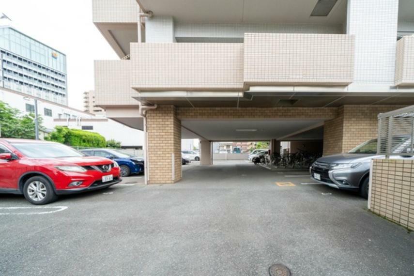 出し入れ・駐車しやすい平置き駐車場を敷地内に完備。最新の空き状況はご確認ください。