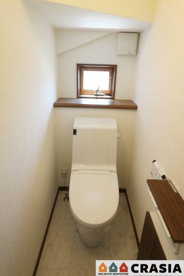 1階トイレです。壁には収納スペースがあり、トイレットペーパーや芳香剤などを置くのに便利ですね（2024年5月撮影）