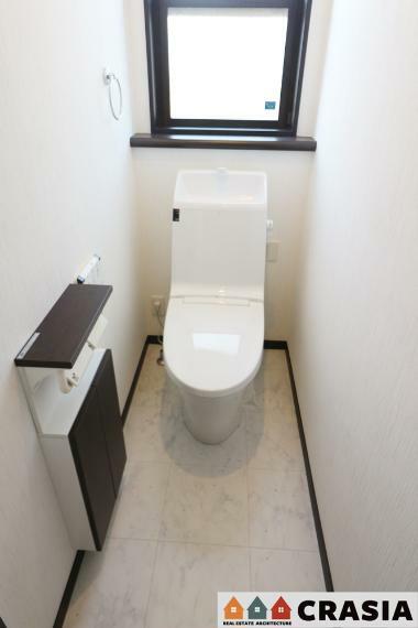 2階トイレです。快適な温水清浄便座付。いつも使うトイレだからこそ、こだわりたいポイントです（2024年5月撮影）