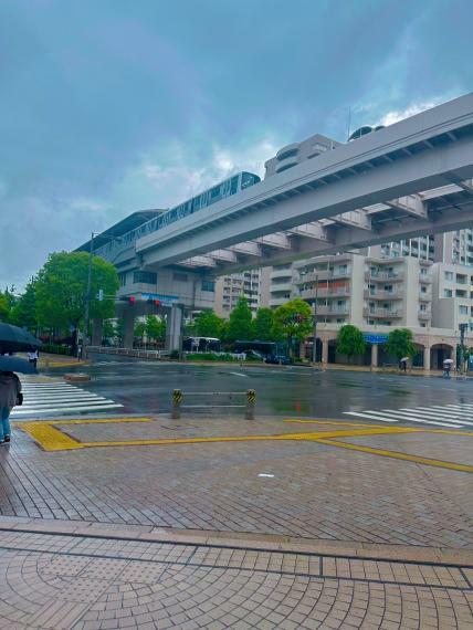 信号を渡ればすぐゆりかもめお台場海浜公園駅。汐留、新橋まで出ればアクセス良好です