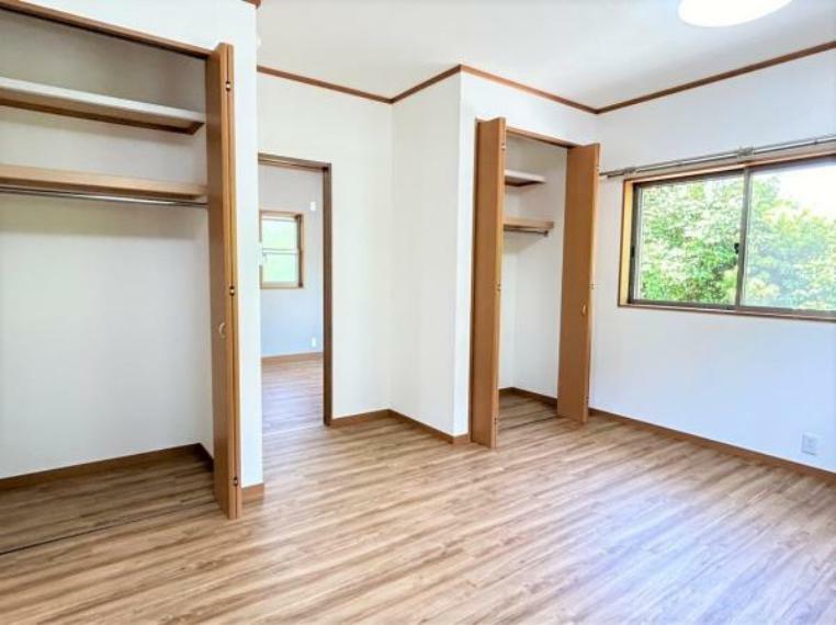 【洋室（南側）:リフォーム済】クローゼットが2つあり、収納スペースは十分です。お子様のお部屋にいかがでしょうか。