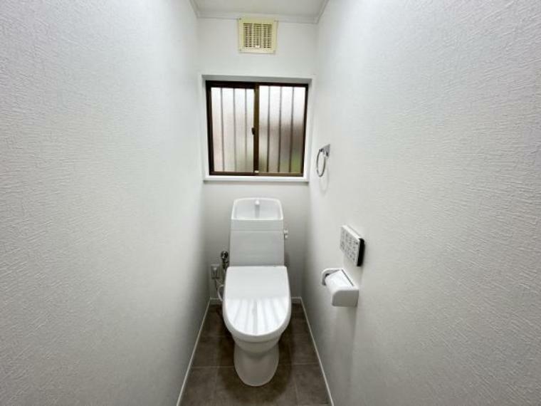 【リフォーム済】1階のトイレ。ジャニスジャニス製新品の便器・便座に交換済です。もちろん温水洗浄付き便座ですので、季節を問わず快適です。床・天井・壁クロス張り替え済。