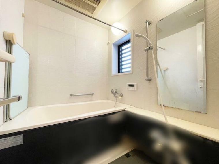 1418サイズのゆったりとした浴室には窓があり、採光もはいります