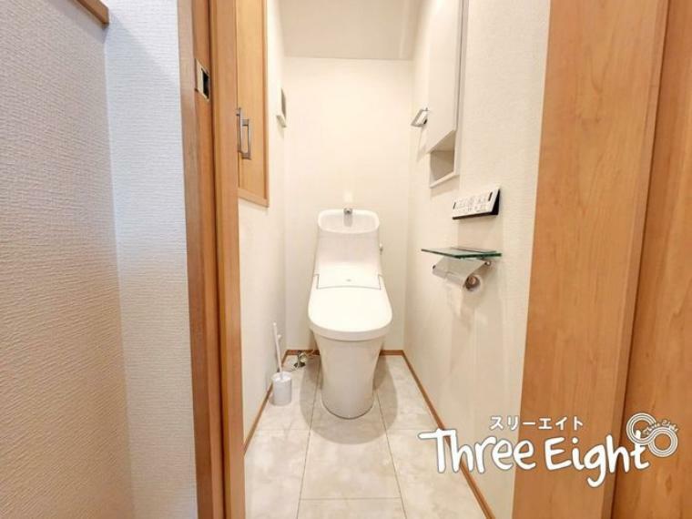 シャワー付きトイレは2階と3階の2か所にあります。トイレ内に収納スペースがあるのは便利ですよね