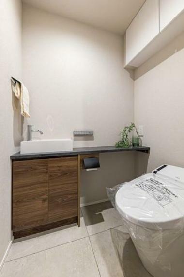 レストルームにはスマートなタンクレストイレを新規設置しました。手洗いカウンターや収納に便利な上部吊戸棚も備え付けです。