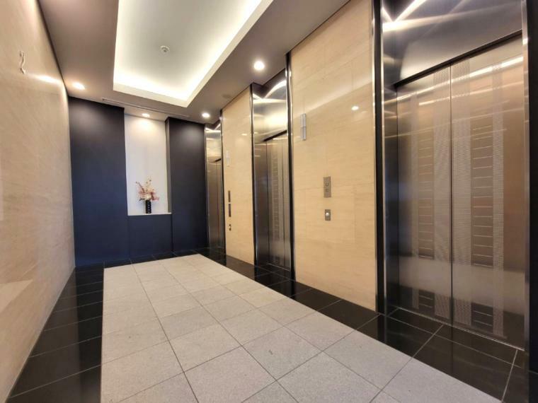 【エレベーターホール】ホテルライクで落ち着いた内装です！エレベーターは全部で8基ございます！