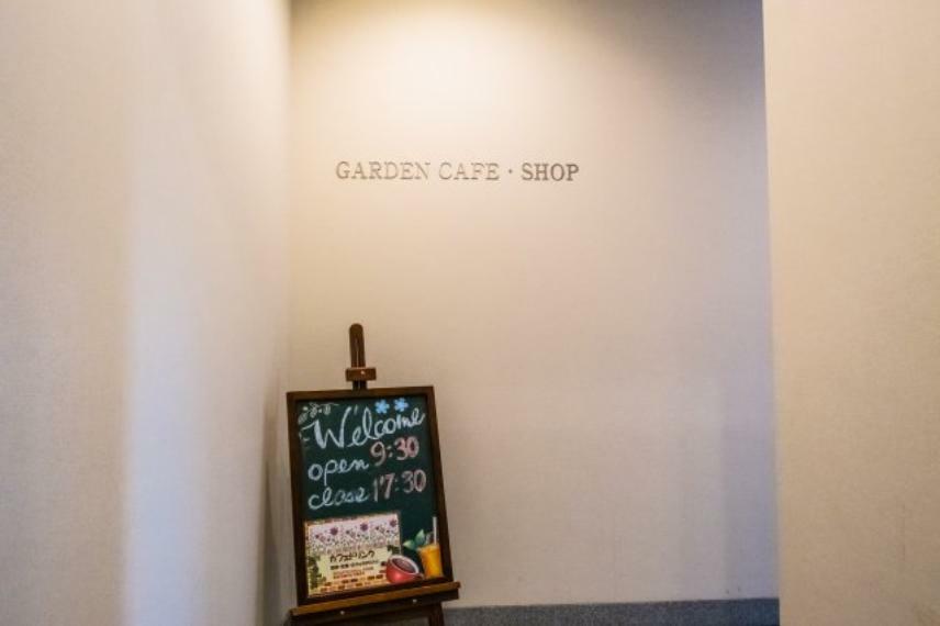 【カフェ・ショップ入口】カフェ＆テラススペース、ショップ、カンファレンスルームへと繋がっています！