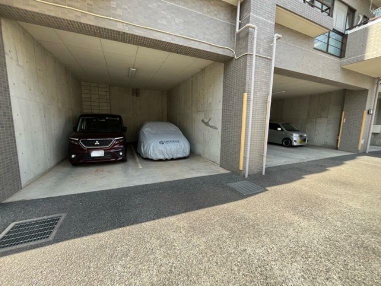 駐車場と明記されていても、最小スペースでつくられた駐車場だと大型車は駐車できなかったり、出入りしにくくなったりする可能性があります。お車のサイズと購入したい物件の駐車場のサイズを現地で確認しましょう。