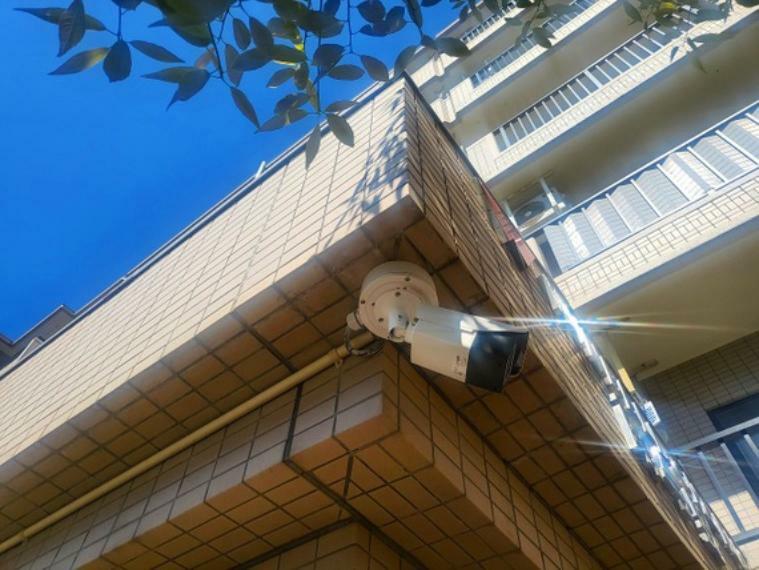 「防犯カメラ」正面玄関や勝手口、車庫など 空き巣犯への威嚇の効果もあり、来客者や不特定のセールス、勧誘などを家の中から確認できます。