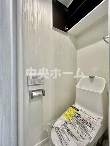 【トイレ】 収納スペースをしっかりと確保した温水洗浄便座機能付きトイレ。温水洗浄便座は清潔にお使いいただくための大切なアイテムです。