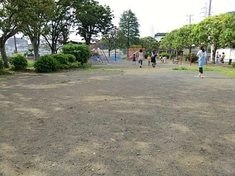 戸塚南第一公園 鉄棒やブランコがある、住宅街の中にある公園