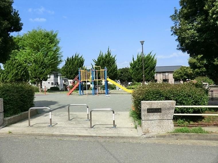 下倉田第三公園 複合滑り台などがあります。