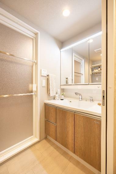 【洗面室】:シャワー付水栓を採用し、朝の身支度やお掃除にも便利に使っていただけます。