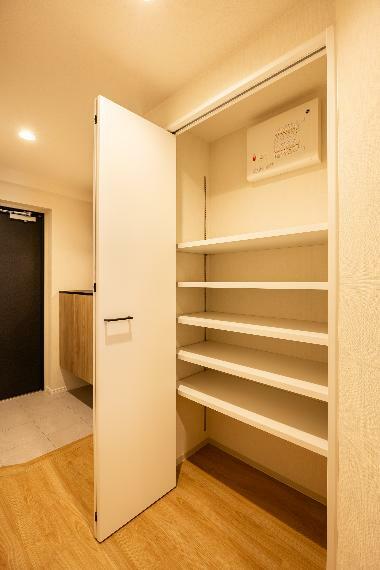 【廊下収納】:扉付きの廊下収納は、コンセントもあり、家電の収納にもご利用いただけます。