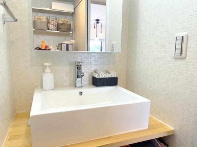 ■毎日使う洗面所は清潔感溢れるシンプルな空間