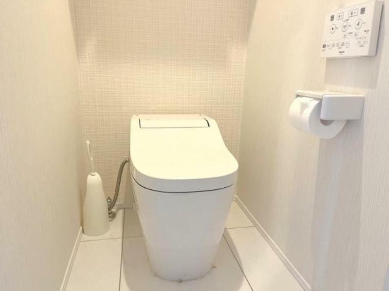 ■お掃除しやすい滑らかなフォルムのウォシュレット付トイレは、落ち着くパーソナル空間ですね。