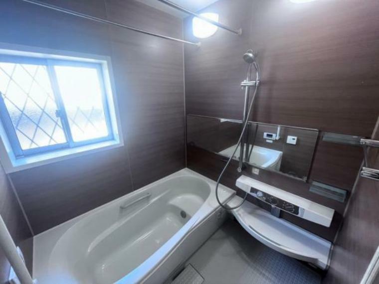 床が木目でナチュラルな雰囲気の浴室！大きな鏡もついています！