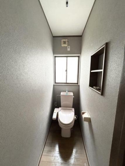 【リフォーム中6月7日撮影】トイレはクロス張替と既存品クリーニングを致します。作り付けの棚があり、便利です。
