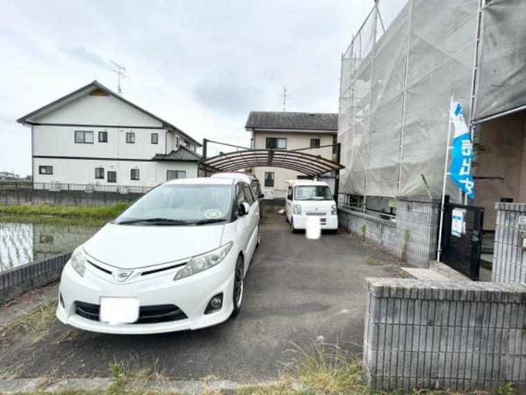 【リフォーム中6月7日撮影】駐車場です。4台ほど停まります。（車種によります。）