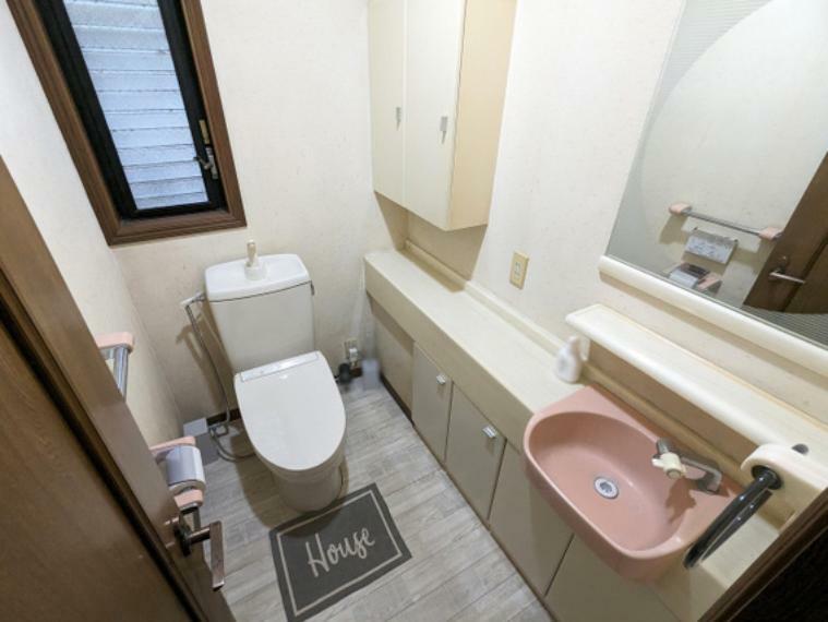 【1階トイレ】1階のトイレは快適な温水洗浄便座付！便座を温める暖房機能付で寒い季節も快適に使えます