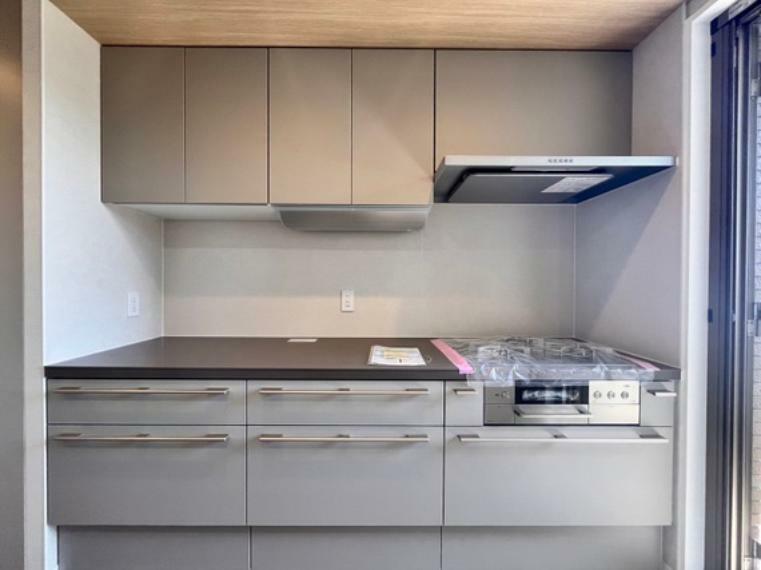 【キッチン】II型キッチン！シンクとコンロが横並びの配置よりも移動距離が少ないため、使いやすくて家事動線のよいキッチンです！
