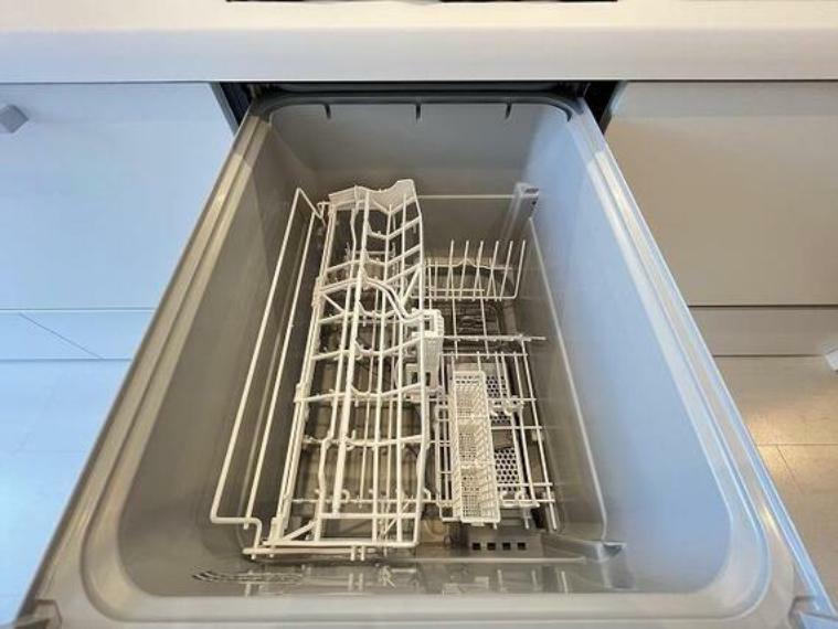 後片づけもラクラクな食器洗浄乾燥機付きです水道代も節約になります。
