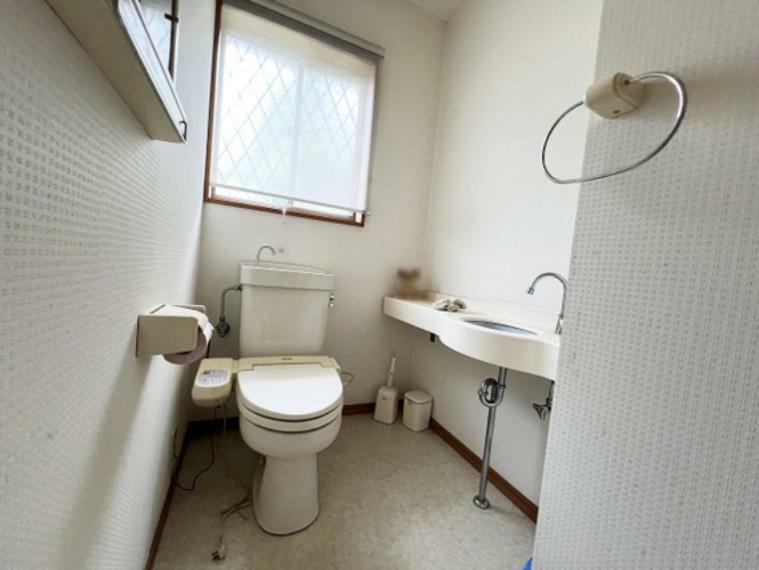 1階トイレ。温水洗浄便座付。手洗いカウンター付きで、衛生的な空間です。