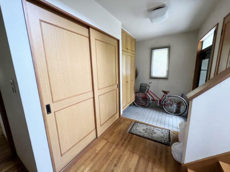 玄関は自転車、ベビーカーをそのまま置いても十分なスペースがあります。