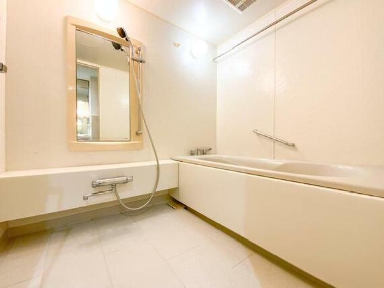 1620サイズのバスルームでは広々とした洗い場が特徴的。小さなお子様と一緒にお風呂へ入ったり、介助・補助をする場合でも、十分なゆとりがあることで安全にご入浴頂けます。