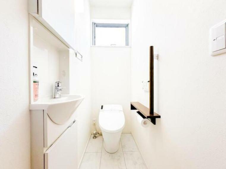 清潔感のあるウォシュレット付きのトイレ。タンクレスにし、床は掃除がしやすいタイルにするなど、毎日使う物なのでこだわりたいポイントですね。