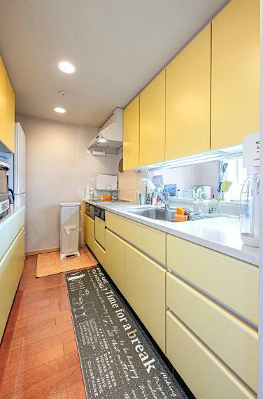 食洗機付きの対面式キッチン。上部吊戸棚をはじめ、収納豊富なキッチンで清潔感を保てます。