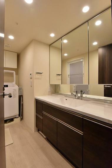 三面鏡付き独立洗面（三面鏡裏収納スペースあり）※家具・調度品は販売価格に含まれません。