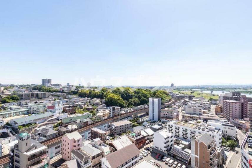 14階からの眺望は、優雅な時間が流れる住宅街を一望できます。閑静な住宅街に建つマンションなので、豊かな景色や美しい景色を眺めることができますね。魅力的な眺望ですよ。