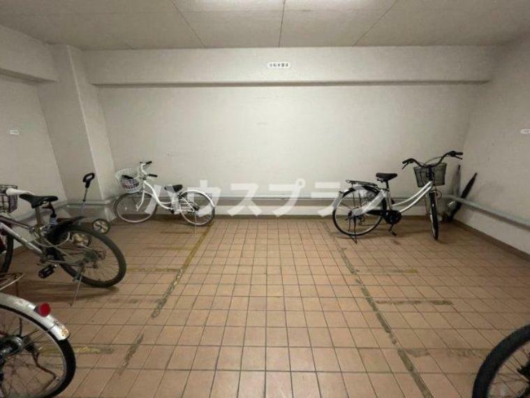 居住者の皆様の利便性を考慮し、広々とした自転車置き場が完備されています。 天候や季節の変化に左右されることがなく、 いつでも安心して自転車を駐輪することができます。