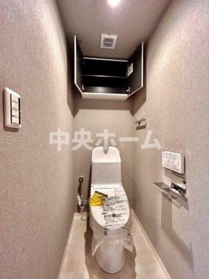 【トイレ】 収納スペースをしっかりと確保した温水洗浄便座機能付きトイレ。温水洗浄便座は清潔にお使いいただくための大切なアイテムです。