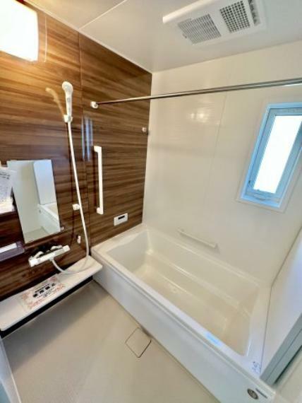 【1号棟】アクセントパネルがおしゃれな浴室。換気乾燥暖房機付きで、雨の日には浴室内干しも可能 お湯が冷めづらい高断熱の浴槽の為、ご家族皆様が快適なバスタイムをお過ごしいただけます