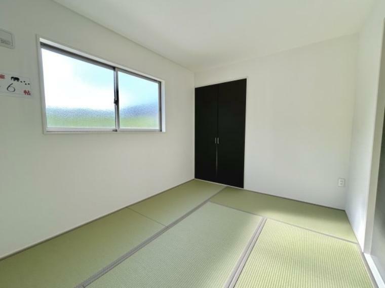 落ち着いた雰囲気の畳部屋  引き戸を開放すればLDKとつながりさらに開放的な空間になります。