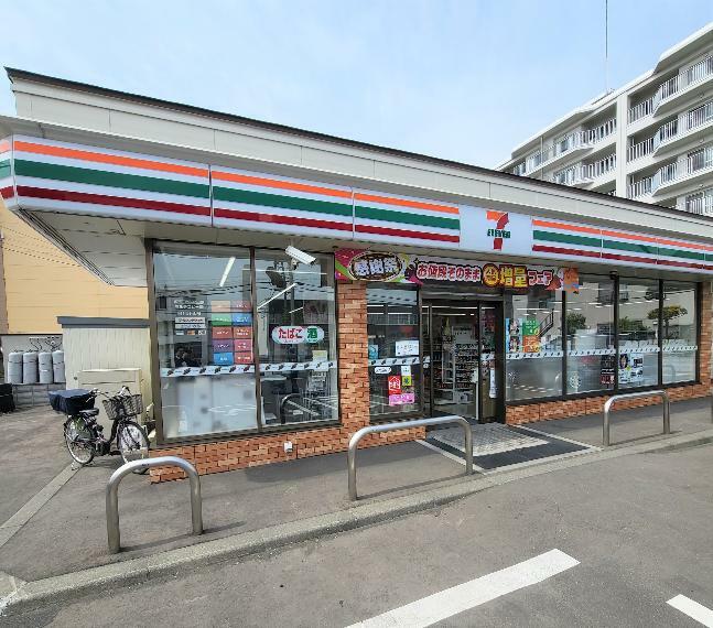 セブンイレブン札幌八軒5条西店　徒歩2分（100m）