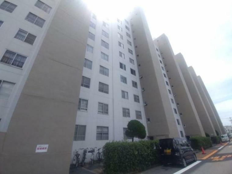 阪急各線「十三」駅より徒歩17分に立地のマンションです！
