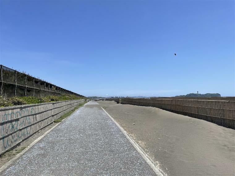 辻堂海岸には砂除けの道があるので、自転車で走ることもできます。