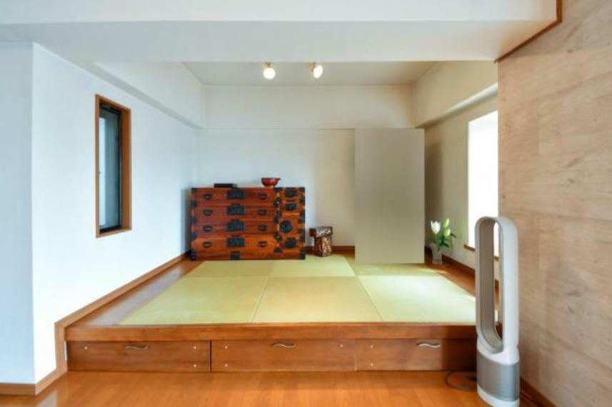 畳スペース/約4.5帖　小上がりになっており、琉球畳がモダンな雰囲気です