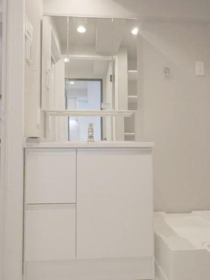 白を基調とした洗面室は清潔感がある空間にまとめました