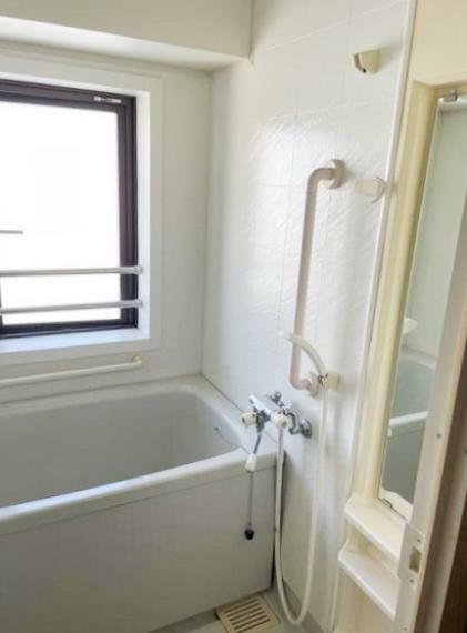 【浴室】 マンションでは多くない窓付きのバスルームとなっています。窓もワイドタイプで大き目ですね！