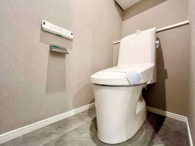 トイレはシャープでシンプルなデザイン。優しい色合いで上質感が演出されています。