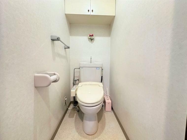 【トイレ】清潔感のある白を基調としたトイレ。