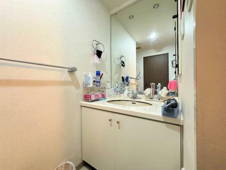 【洗面化粧台】大きな鏡と広々とした空間は朝の身支度にも役立ちます。