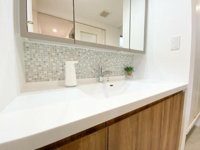 幅広の洗面台はお手入れのしやすい仕様となっております。鏡下にはおしゃれなモザイクタイルとなっております。