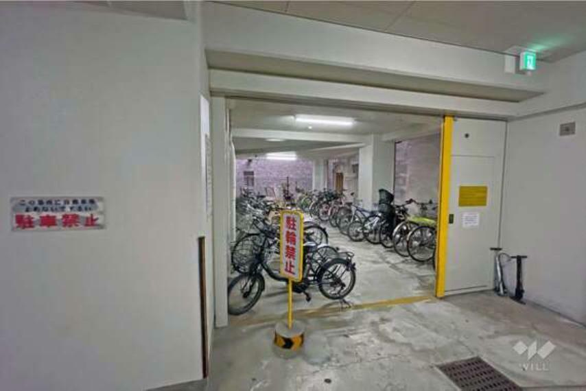 屋内に設けられた駐輪場。屋根つきなので大切な自転車を雨から守り、さびなどもつきにくくなります。