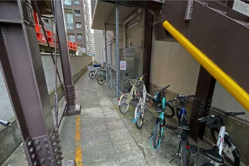 駐輪場。イオンモール大阪ドームシティもほど近く、買物にも便利な立地です。自転車でも移動しやすいです。